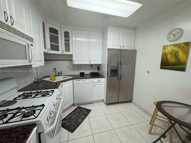 Building Photo - 2030 S Ocean Dr