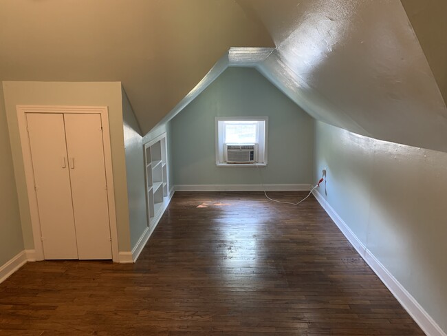 Upstairs Small Bedroom - 325 Oxford St