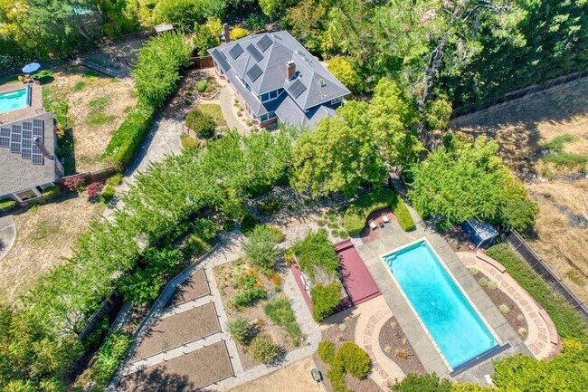 Building Photo - 8 Racquet Ct