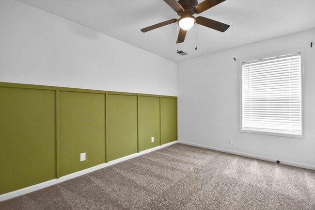 Building Photo - Three Bedroom with Bonus!