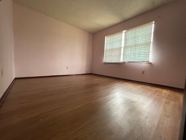 Building Photo - 342 Oak Track