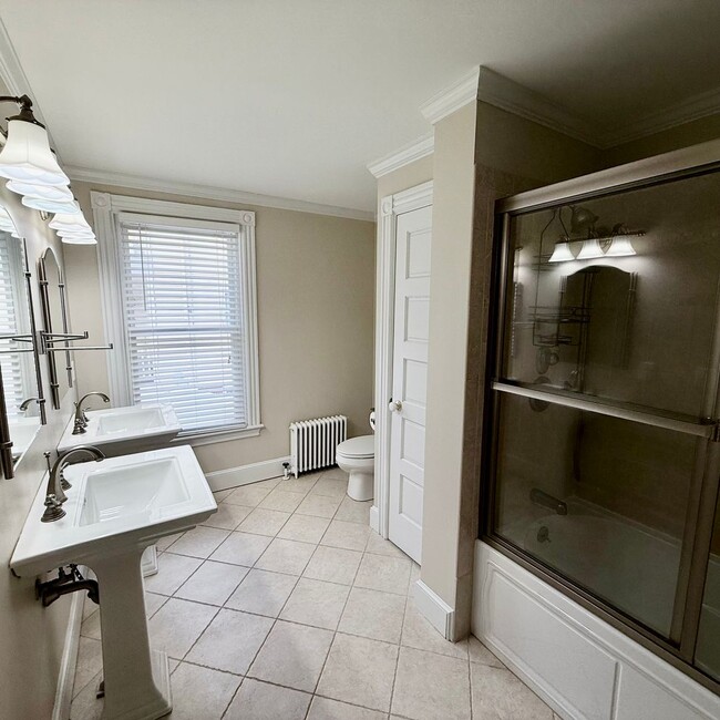 Building Photo - Luxury 2BR/2BA on Eastern Prom – Walk to Waterfront