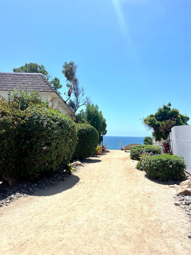 Building Photo - 2 bed 2 bath ocean view Stand alone bungalow by the beach