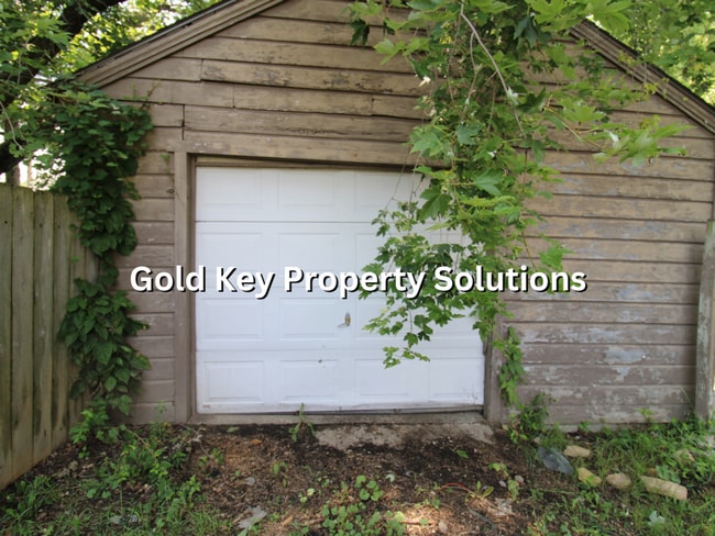 Building Photo - Updated 2 BR 1 BA House with Garage and Ce...