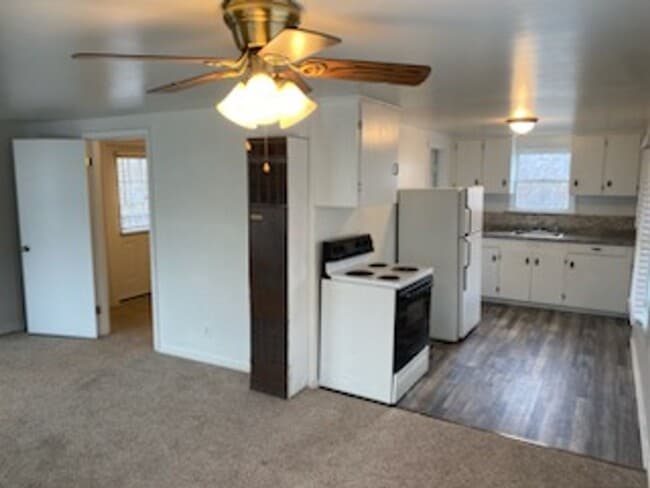 Building Photo - Charming 2 Bedroom Home on Corner Lot
