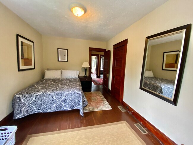 Building Photo - 1520 Maple Rd