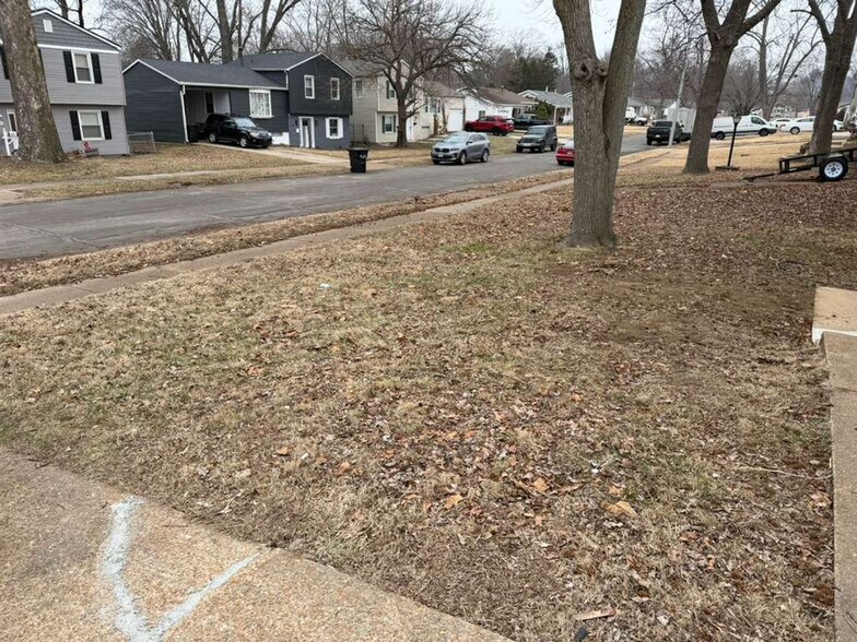 Building Photo - 2355 Oakwood Manor Dr