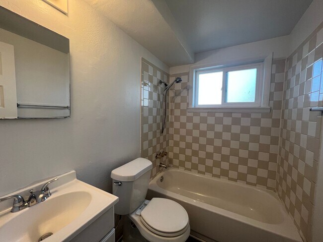 Building Photo - 2 Bedroom 1 Bathroom Westminster Condo