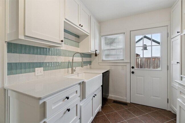 Building Photo - 1905 N Brauer Ave