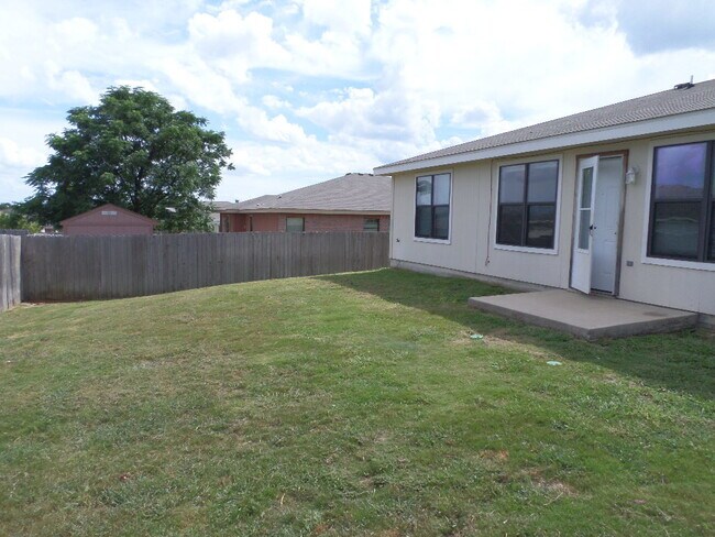 Building Photo - 4 Bedroom 2 Bath