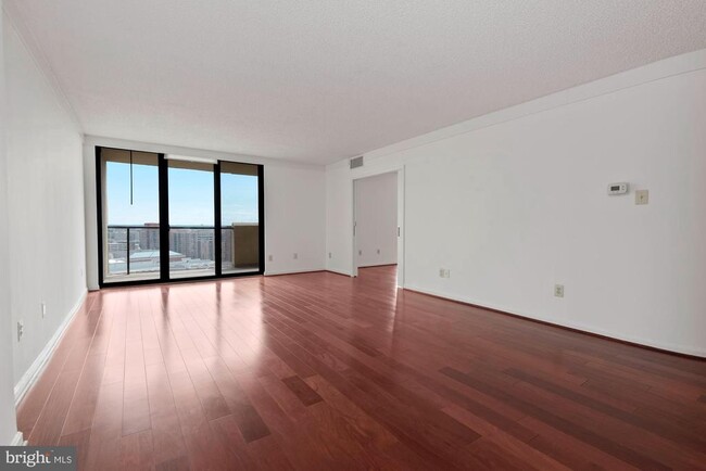 Building Photo - 1101 S Arlington Ridge Rd
