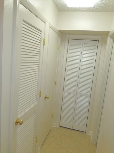 Closets Hall - 2840 Colonial Ave SW