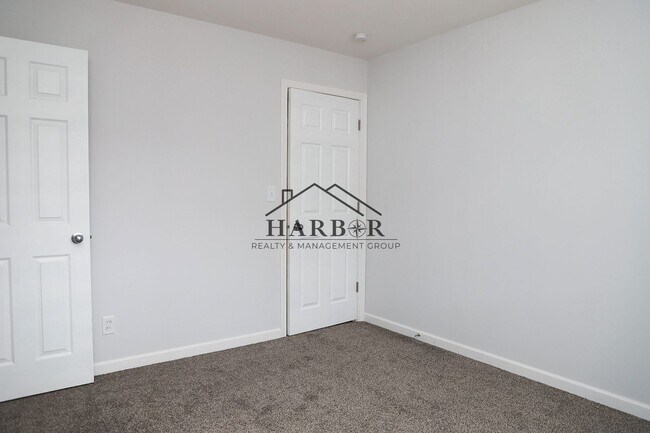 Building Photo - Single Family Home in SE Rochester Availab...