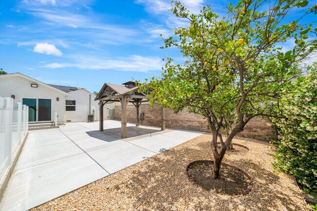 Building Photo - 10951 Whitegate Ave