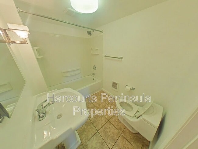 Building Photo - 1011 N Rainier Ave