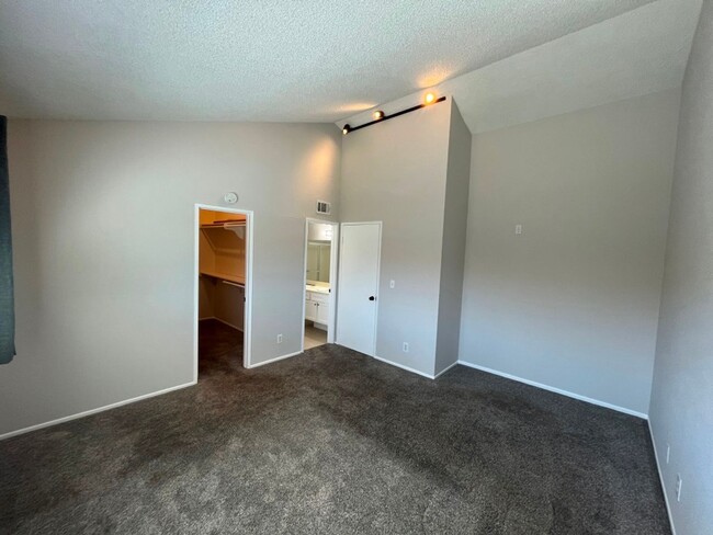 Building Photo - Newbury Park townhome w/3+2, en-suite, gar...