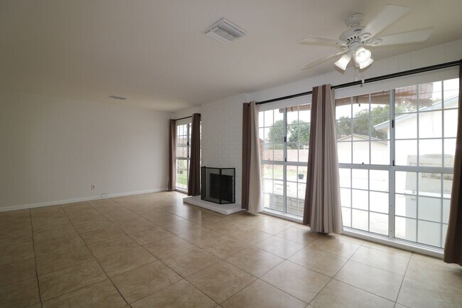 Building Photo - 4/Bedroom  Home for Lease in West Hills!