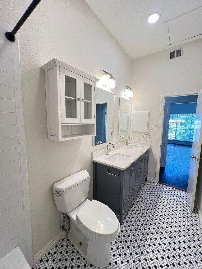 Building Photo - 10432 High Hollows Dr
