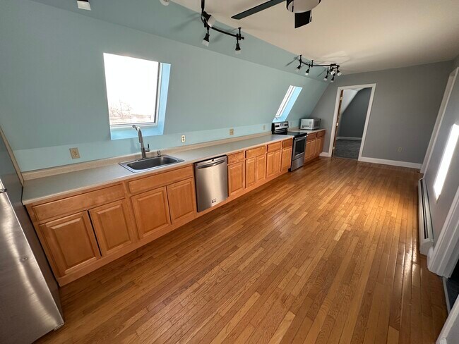 Building Photo - 524 W River Rd