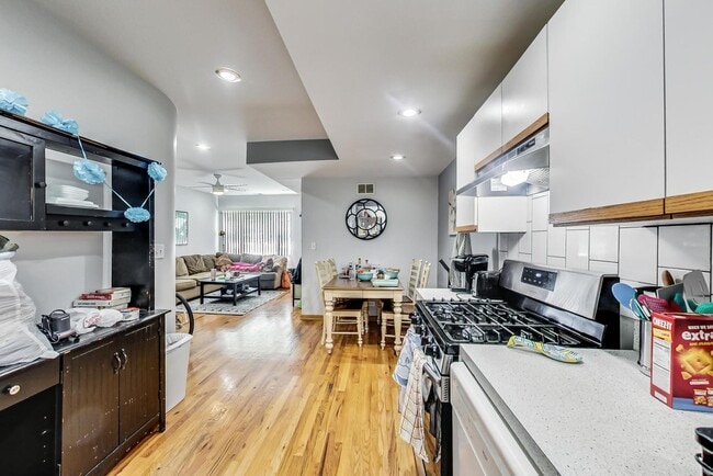 Building Photo - 1452 W Cortez St