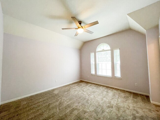 Building Photo - Beautiful 4 Bedroom 2.5 Bathroom Home in L...