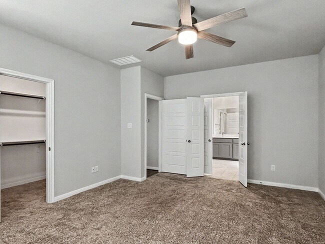 Building Photo - Modern New Braunfels Home with Flexible Upstairs Living Spaces