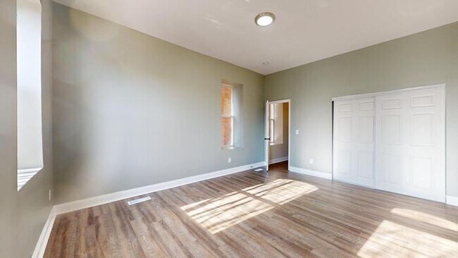Building Photo - Renovated 4Bd 2.5 Bth Town Home Near Soula...
