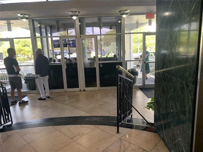 Building Photo - 900 Bay Dr