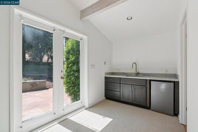 Building Photo - 660 La Casa Via