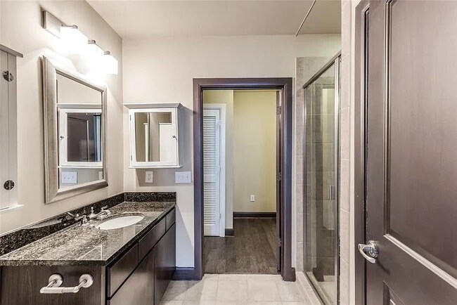 Secondary Bath - 300 St Joseph Pky
