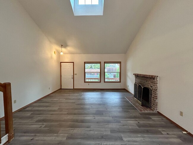 Building Photo - Ample 3 Bed, 2.5 Bath Charmer!