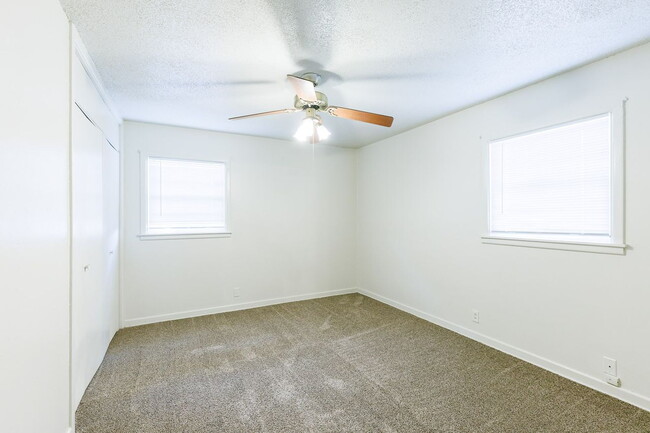 Building Photo - Charming 3 bedroom