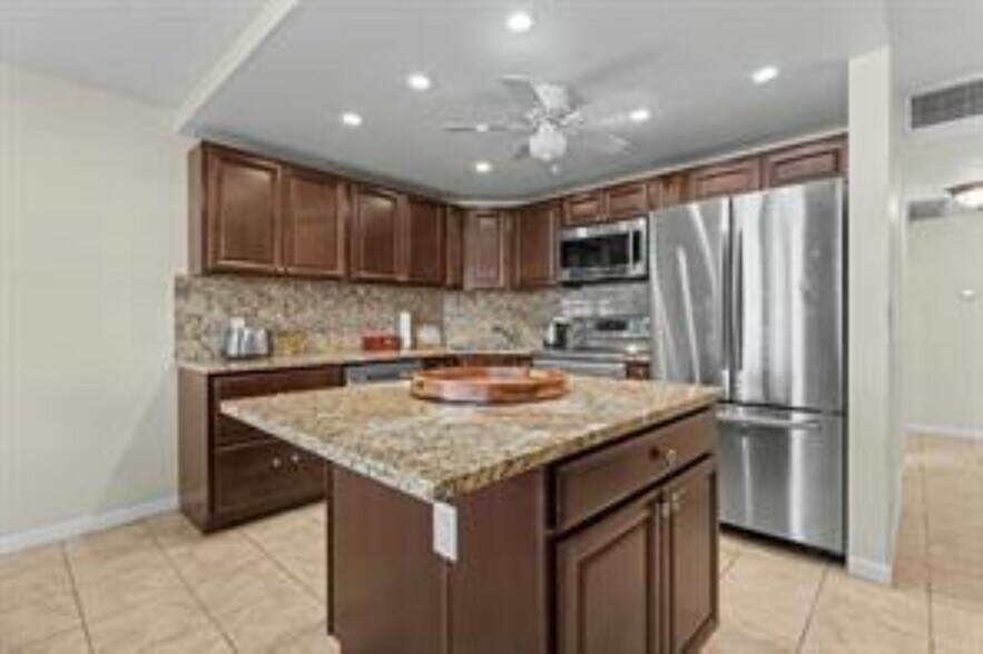 Building Photo - 2455 NE 51st St