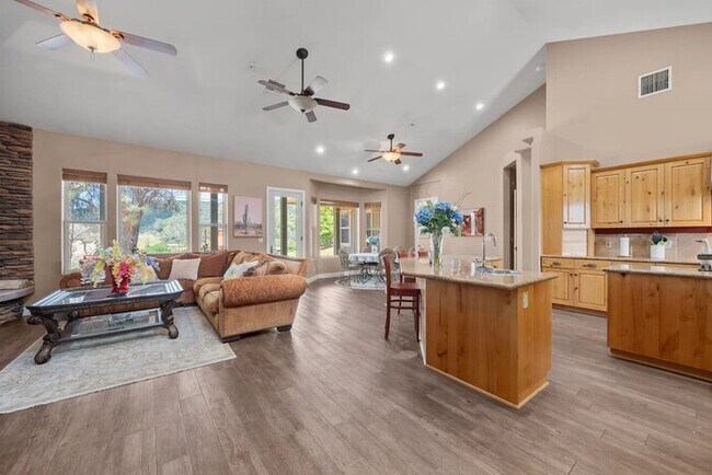 Building Photo - Furnished 4BR Mountain View Home with Garage