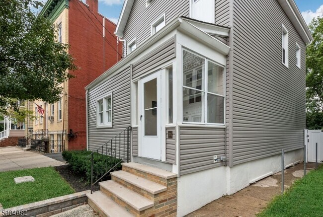 Building Photo - 204 Forest St