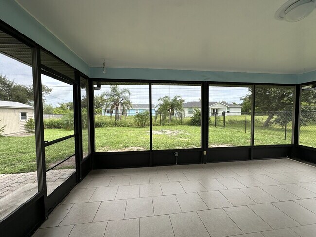 Building Photo - "Charming 3-Bedroom Home in Englewood!"