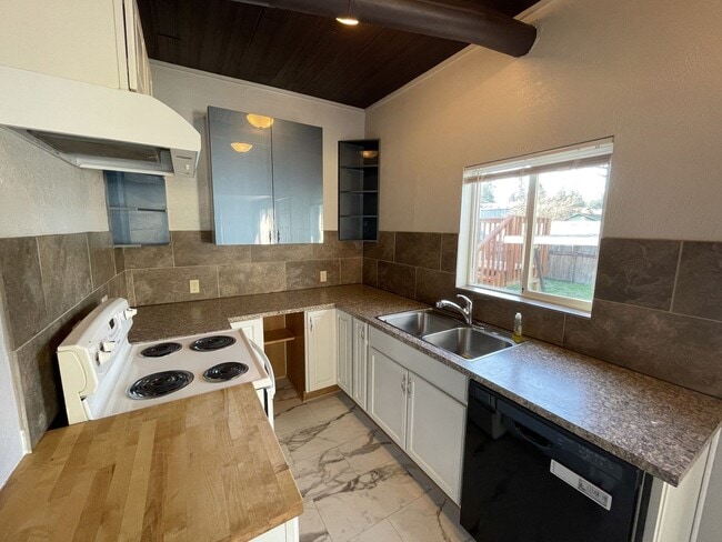 Building Photo - Fantastic Duplex Unit with Washer/Dryer, Parking, Outdoor Space