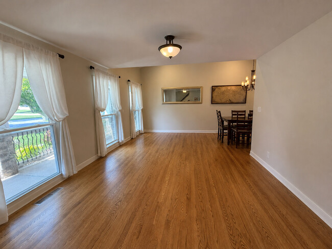 Building Photo - 1550 W Goldengate Dr
