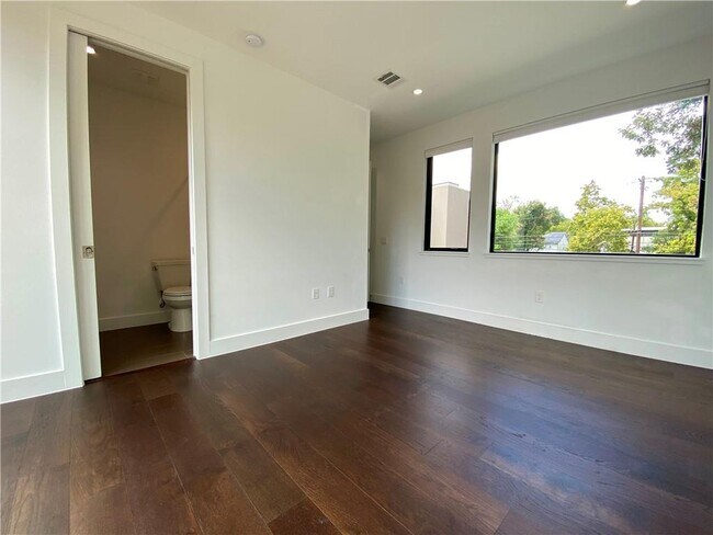 Building Photo - 1905 Riverview St