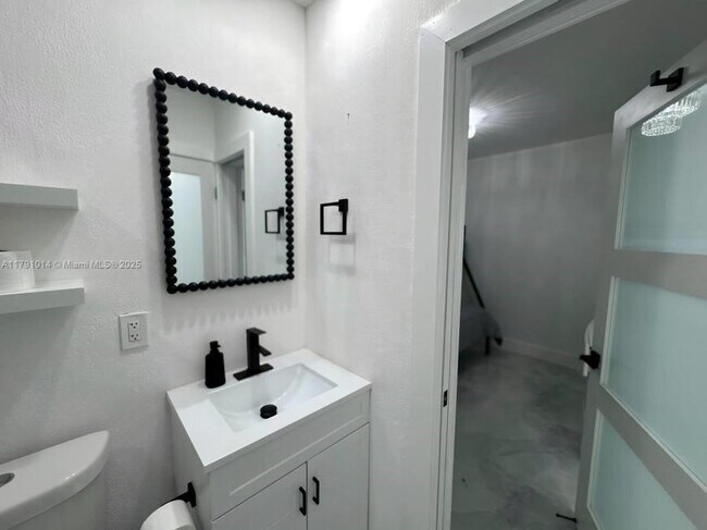 Building Photo - 3 bedroom in Miami FL 33150