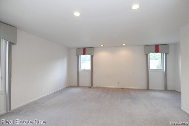 Building Photo - 5590 Greenbriar Dr