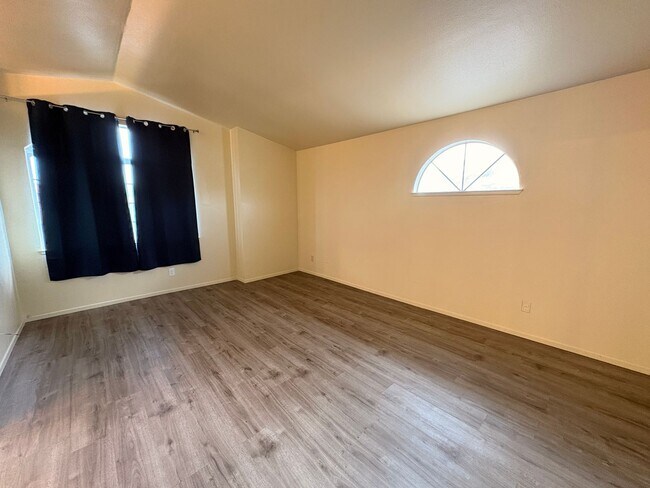 Building Photo - 4 Bed, 2.5 Bath in Rialto!