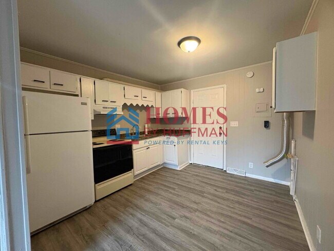 Building Photo - Three Bedroom Duplex | Off-Street Parking