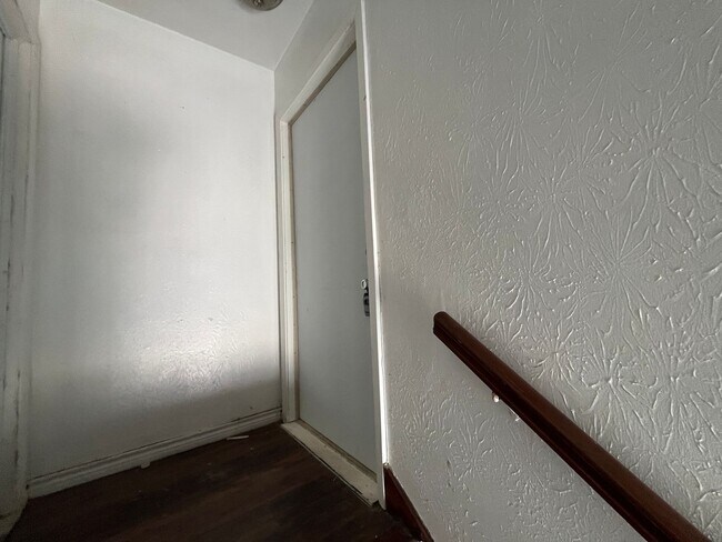 Building Photo - Second Story One Bedroom with Water Paid