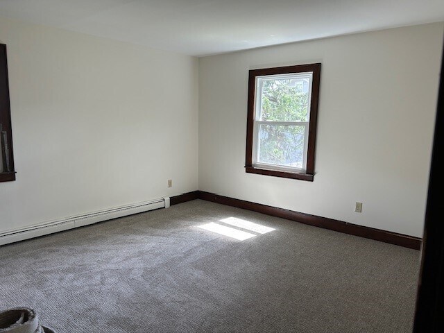 Larger bedroom w/ closet - 30 Cliff St
