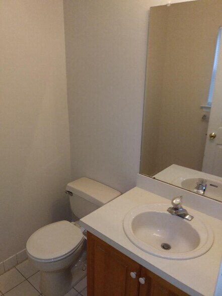 Building Photo - 424 Lackland Ave