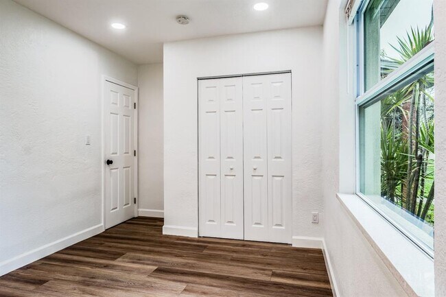 Building Photo - 781 40th Ave NE