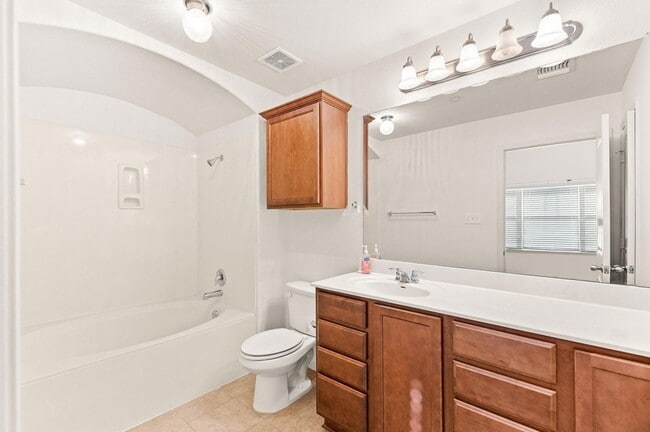 Building Photo - 1620 Bryant Dr