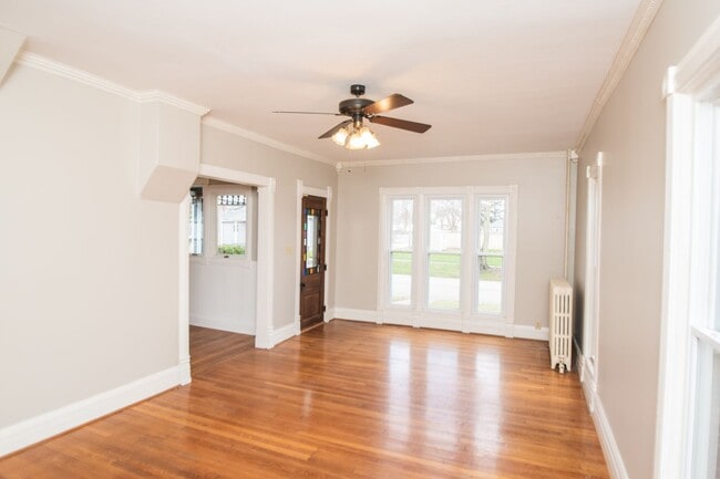 Building Photo - 3 bed 1.5 bath Downtown Valparaiso Home
