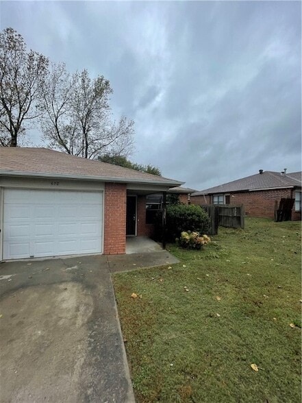 Building Photo - 670 W Martha Dr